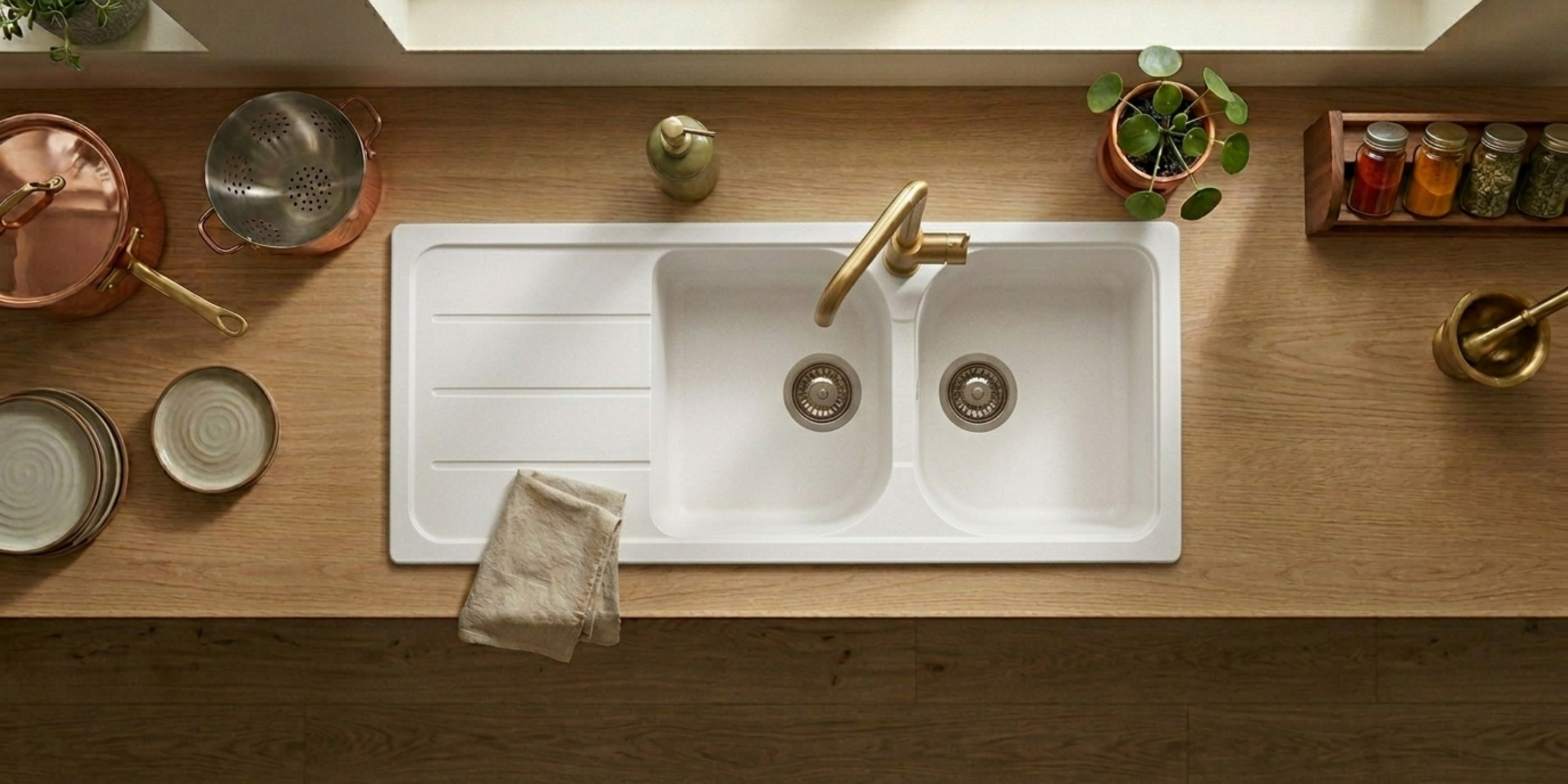 Évier granit blanc Schock FORMHAUS 2 bacs 1 égouttoir, matériau antibactérien et éclat durable pour une cuisine familiale.
