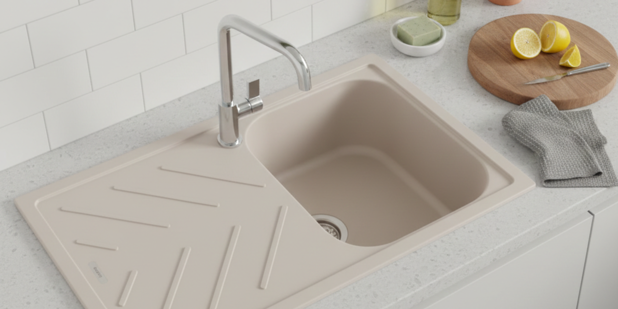 Évier granit beige Luisina ARPEGE 1 bac, format compact et robuste avec égouttoir intégré pour les petites surfaces chic.