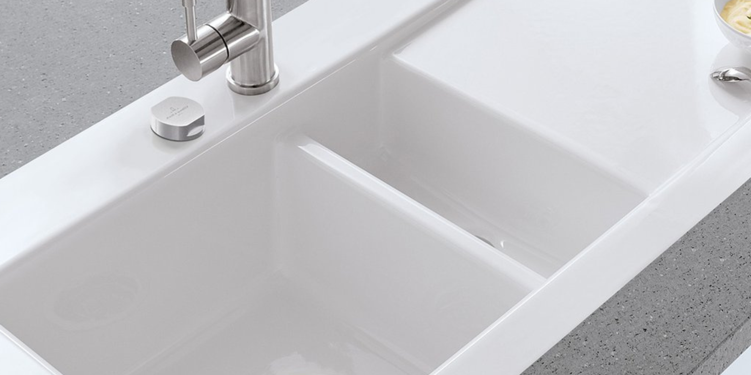 Evier céramique blanc Villeroy & Boch SUBWAY PURE 1 bac et demi - égouttoir droite, une grande cuve pour votre vaisselle.