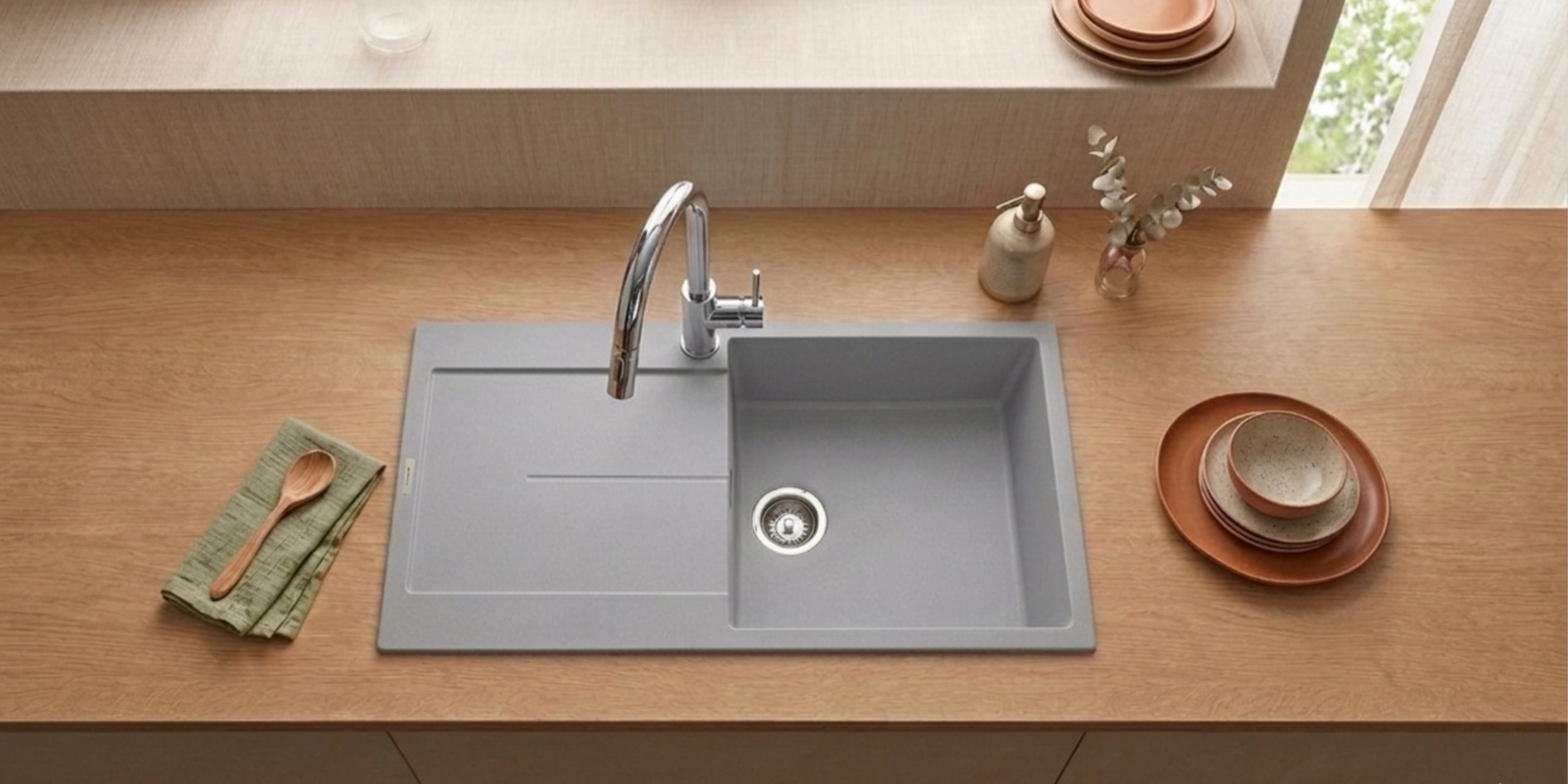 Évier granit gris Luisina TAM TAM, grand bac avec égouttoir alliant robustesse minérale et design moderne pour votre cuisine.