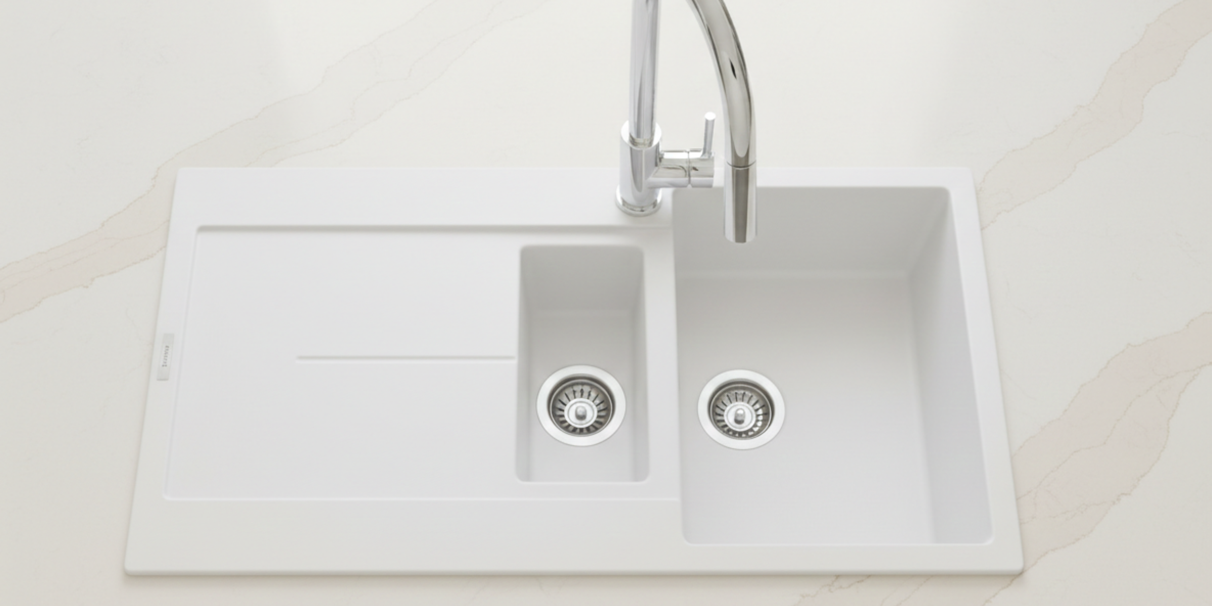 Évier granit blanc pur Luisina TAM TAM 1 bac et demi avec égouttoir, surface résistante et grande capacité pour le quotidien.