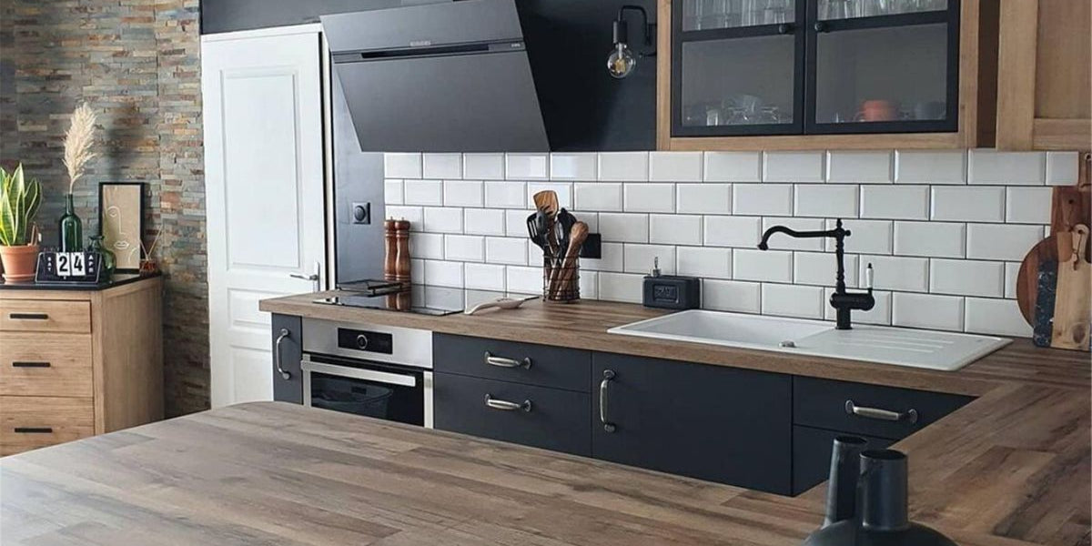 Cuisine équipée d'une Hotte cuisine Elica murale STRIPE URBAN fonte 90 cm