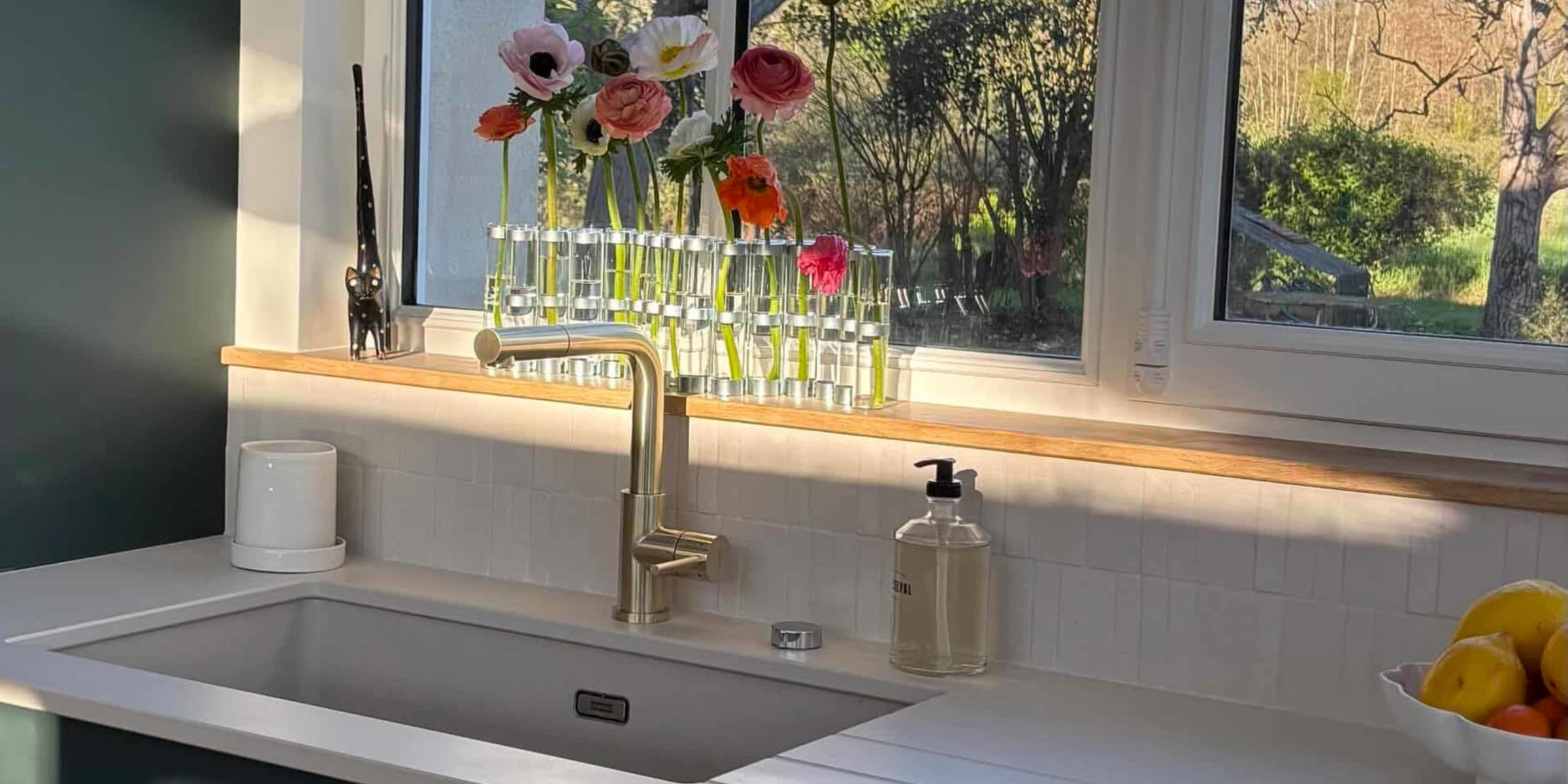 Robinet Douchette Luisina inox massif PVD doré or clair LENA, un mitigeur prestigieux au design chic et jet extractible.