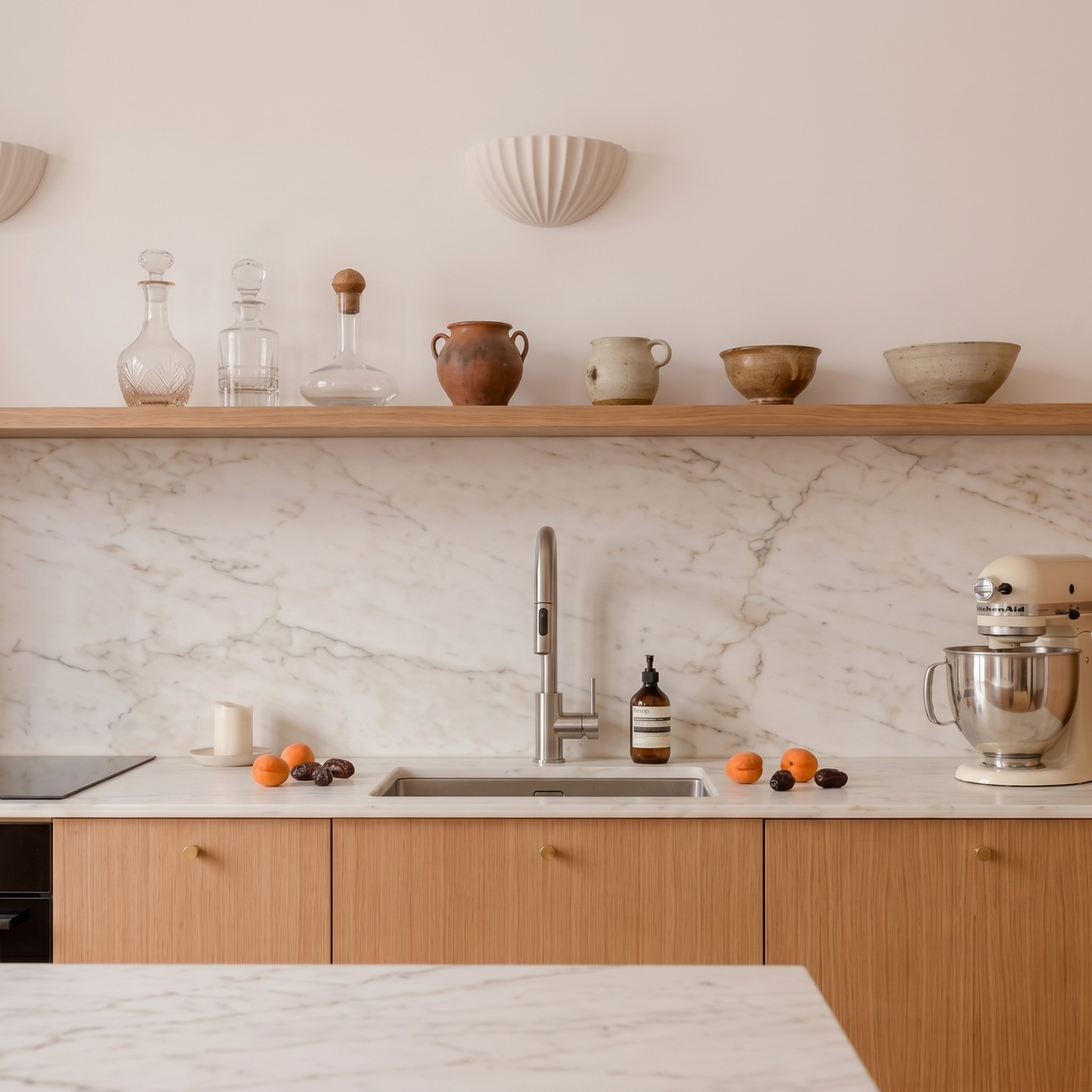 Robinet douchette Luisina inox massif MARCEAU, silhouette robuste épurée apportant une touche de modernité professionnelle.